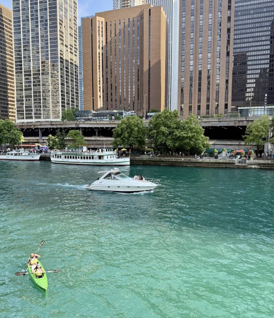 Kayaking in Chicago River 